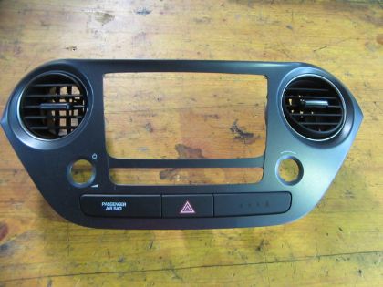 Picture of VERKLEIDUNG MITTE LUFTDÜSEN DISPLAY ANZEIGE SCHALTER WARNBLINKANLAGE, HYUNDAI i10 1,1 (IA)