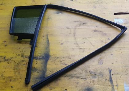 Picture of FIXELEMENT SEITENSCHEIBE inkl. LAUFSCHIENE RECHTS HINTEN, SPORTAGE 2.0 CRDi 4WD (SL)