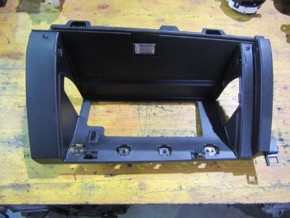 Picture of PRALLPLATTE UNTEN ARMATURENBRETT GEHÄUSE HANDSCHUFACH RECHTS, KIA SORENTO (XM) 2,2 CRDi 4WD