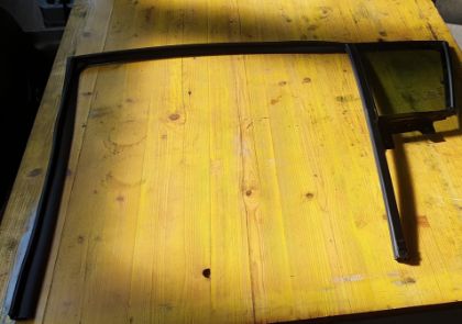 Picture of FIXELEMENT SEITENSCHEIBE inkl. LAUFSCHIENE LINKS HINTEN, SPORTAGE 2.0 CRDi 4WD (SL)