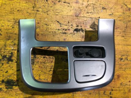 Picture of VERKLEIDUNG MITTELKONSOLE OBEN ASCHENBECHER ZIGARETTENANZÜNDER 12V ANSCHLUSS, KIA CARNIVAL (VQ)