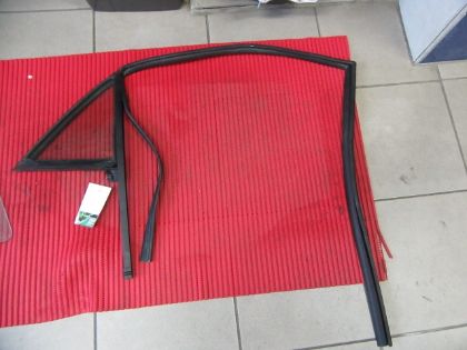 Picture of DREIECKSSCHEIBE  inkl. DICHTGUMMI RECHTS HINTEN, HYUNDAI i20 1,25 LIMITED PLUS