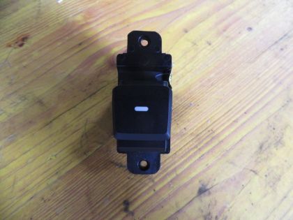 Picture of SCHALTER FENSTERHEBER RECHTS HINTEN, HYUNDAI i20 (GB) 1,25 LIMITED PLUS